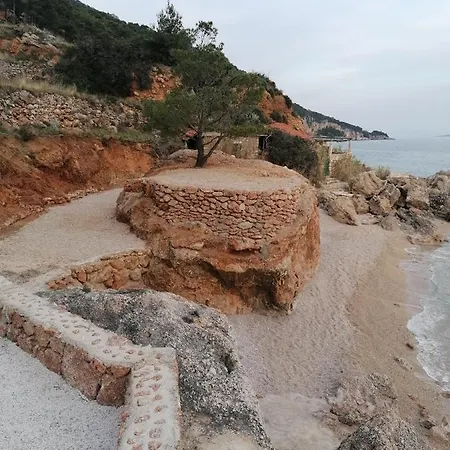 Berti * Sveta Nedelja (Hvar)