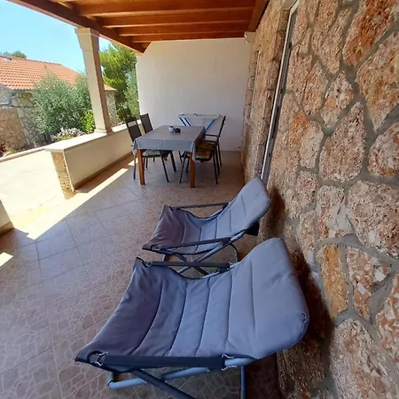 Berti Sveta Nedelja (Hvar)