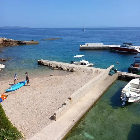 Berti Sveta Nedelja (Hvar)