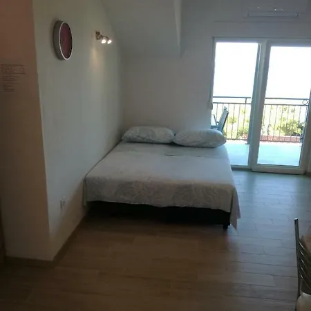 Berti Sveta Nedelja (Hvar)